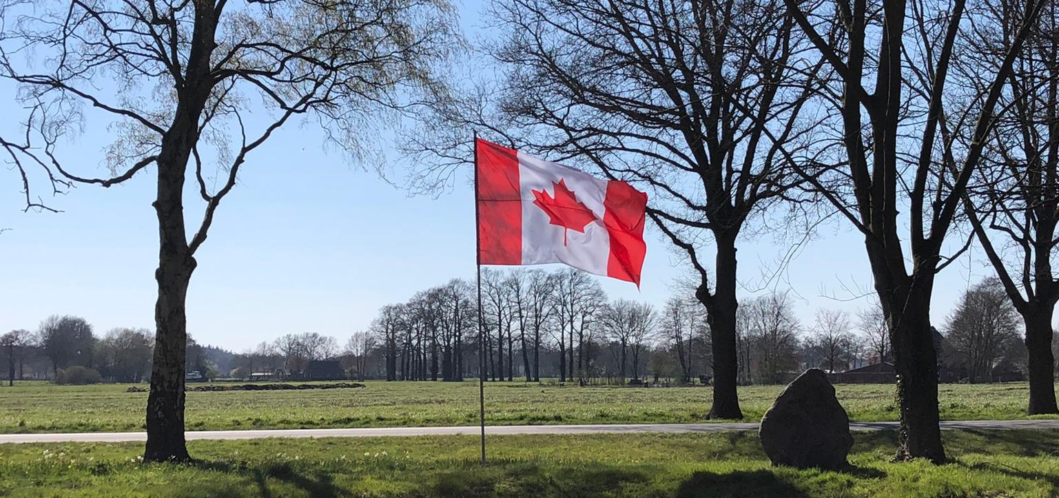Herdenking met Canadese vlag