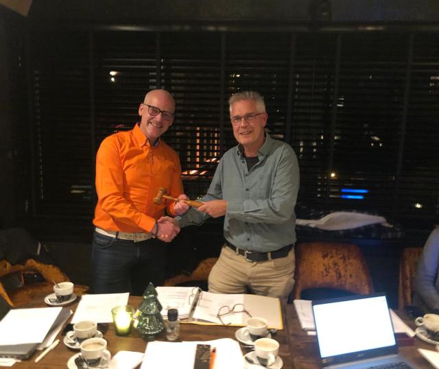 Bestuursleden Herman Reurslag en Marcel ter Horst nemen afscheid van Oranjevereniging Laren